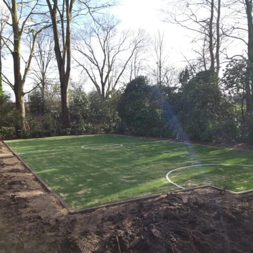 Kunstgras speelvloeren 93 kunstgrasveld door ons gelegd in Brabant, aansluitend plaatsen we de voetbalkooi.